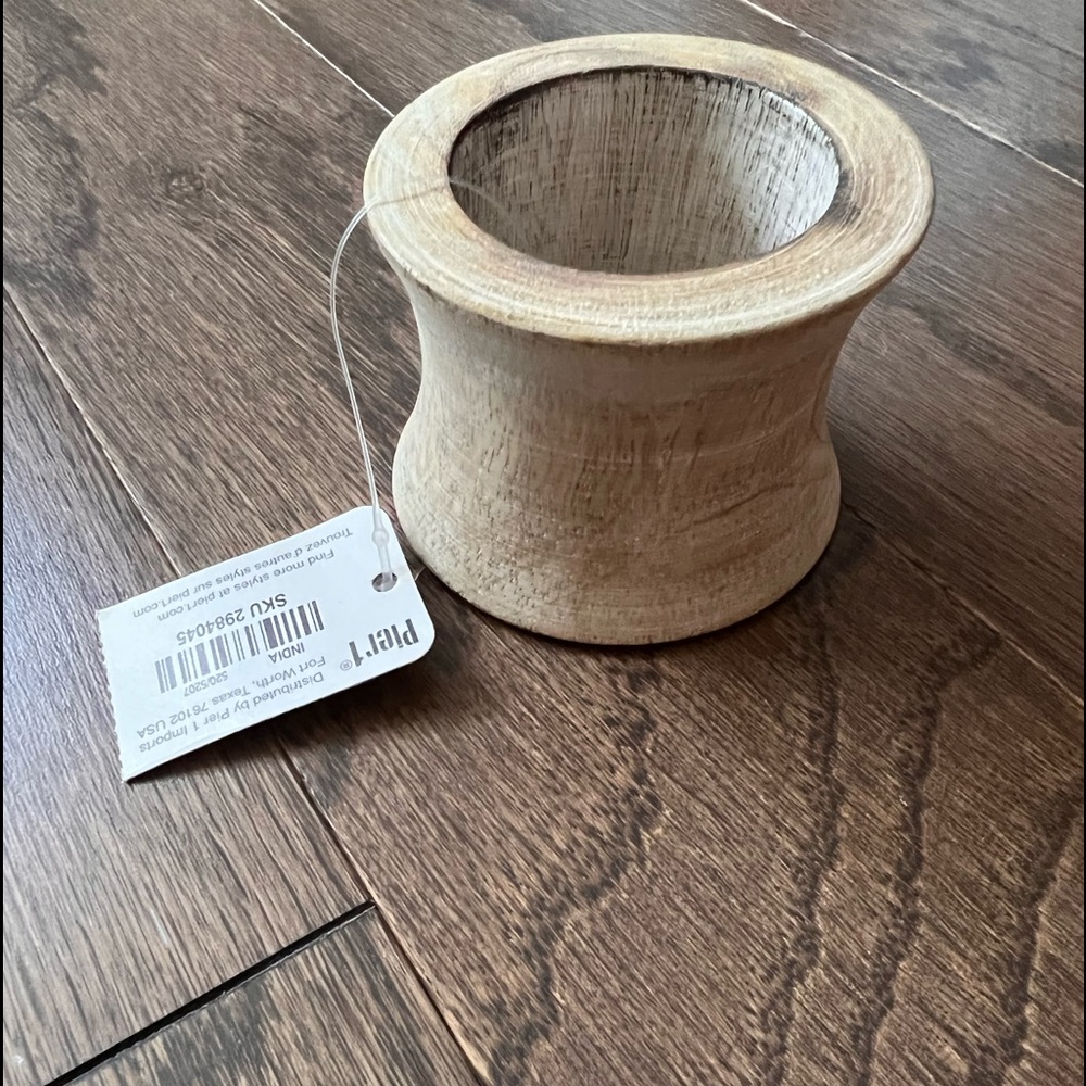 Set of 4 NEW napkin rings/holders
